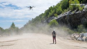 piloto volando dron en la montaña