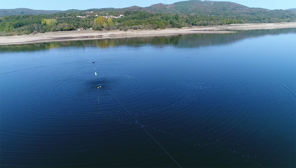 dron volando sobre el agua