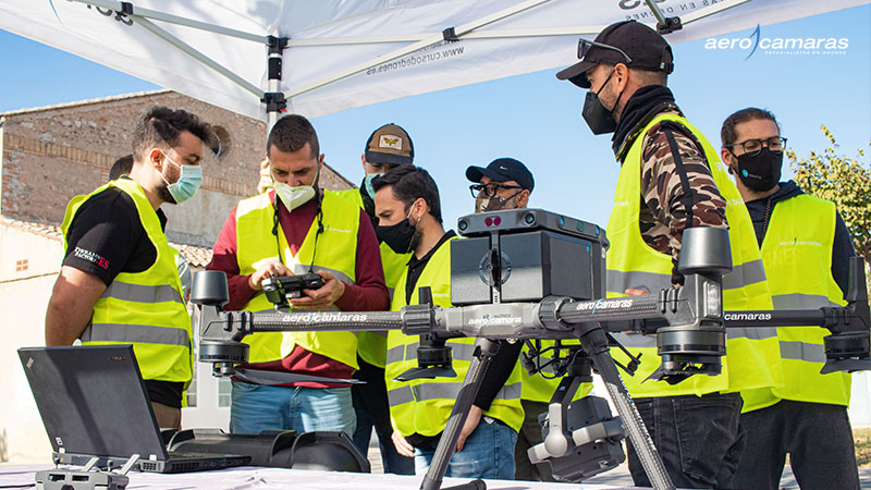 tecnicos y pilotos de drones configurando controladora de dron