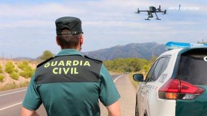 guardia civil manejando un dron