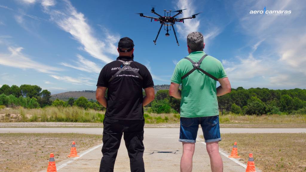 instructor junto a un alumno pilotando un dron