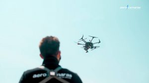 instructor volando dron