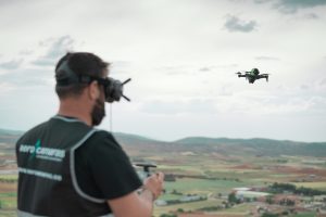 Piloto de fpv realiza prácticas de vuelo con un dron.