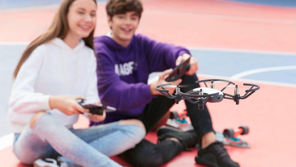 Dos niños iniciándose con un dron
